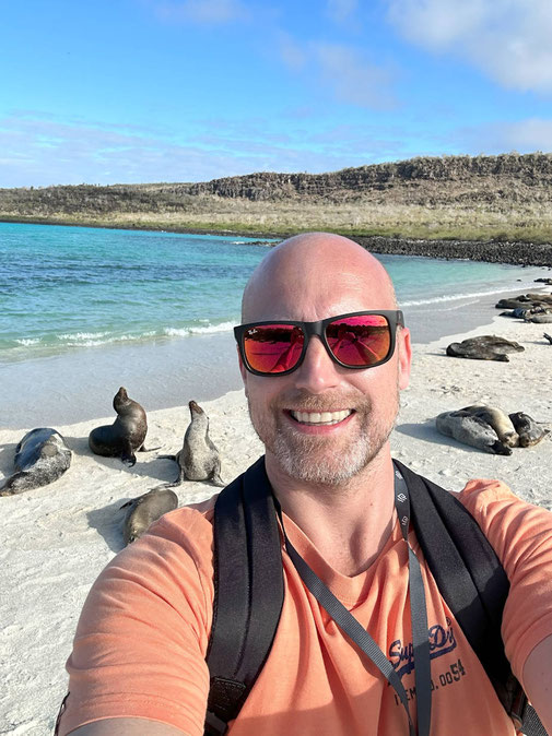 Selfie mit Robben im Hintergrund am Strand - Timo Clarén