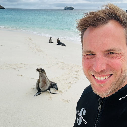 Nicolas Ruland unterwegs mit der Silver Origin - am Strand mit Seelöwen. Im Hintergrund im Meer liegt die Silver Origin von Silversea