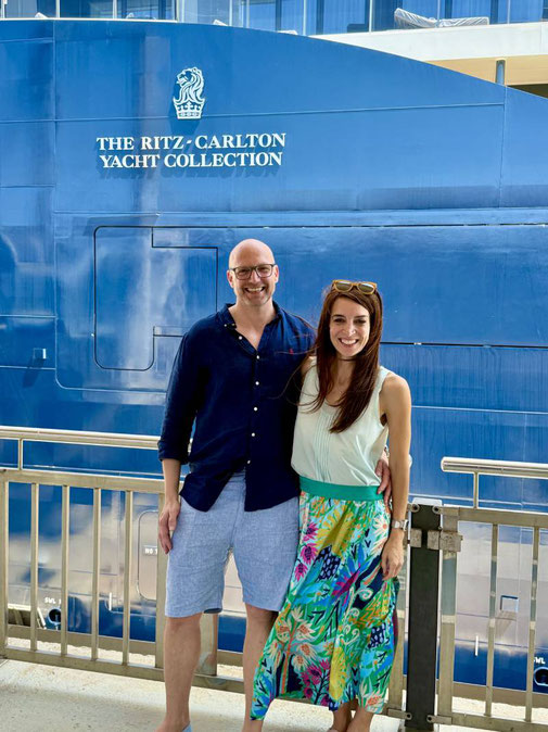 Timo und Aniko Clarén von Emocean Cruises vor der Yacht Luminara der Ritz-Carlton Yacht Collection.