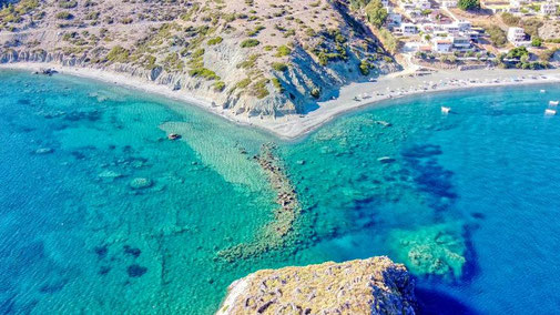 Bucht von Kaloi Limenes, Griechenland mit türkisblauem Meer