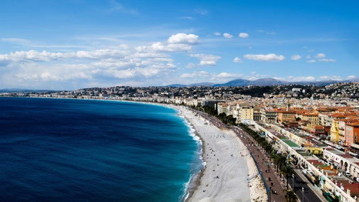 Bucht mit Sandstrand vor Nizza in Frankreich