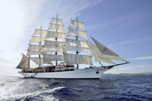 Sea Cloud mit allen Segeln gehisst auf hoher See unter blauem Himmel