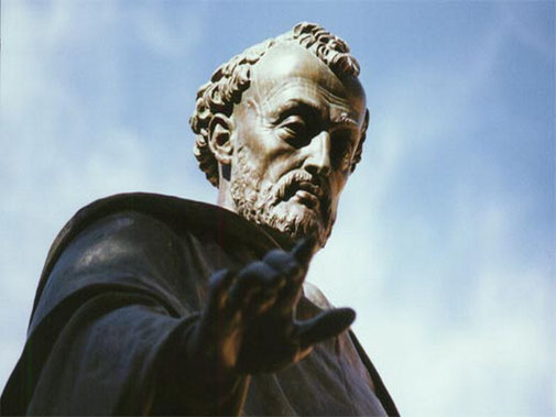 Fray Luis de León (en la Universidad de Salamanca), con un gesto a medio camino entre la bendición y el enfado ante una fotografía no deseada.