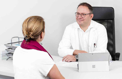 Dr. Georg Tentschert ist Ihr Spezialist für Adipositas-Chirurgie in Wien, der moderne Verfahren wie Magenbypass einsetzt, um Übergewicht nachhaltig zu behandeln. Mit einer Adipositas-Operation unterstützt er Sie bei der Gewichtsreduktion.