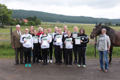 (v.l.n.r.): Hans Günter Kampmann, Alissa Bulk, Melanie Kracht, Lena Fallak, Doris Schmidt, Alicia Witte, Julia Witte, Sina Althoff, Annika Rahe, Gesche Kracht, Katharina Miklautsch, Marie Harbecke, Larina Henke und Sabine Schnake