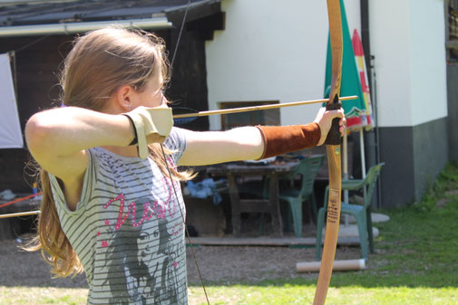 Mädchen beim erlebnispädagogischen Bogenschießen – Aktivität für Schulklassen, Firmen und Gruppen