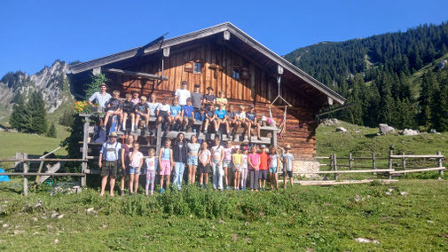 Kinder vor Almhütte 
