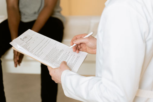 ärztin arzt praxisalltag praxisalltag praxisalltags praxisalltagleichtgemacht arztpraxis arztpraxisderzukunft arztpraxissoftware arztpraxishelden patienteninformation patienten über Krankheiten aufklären patient gesundheit