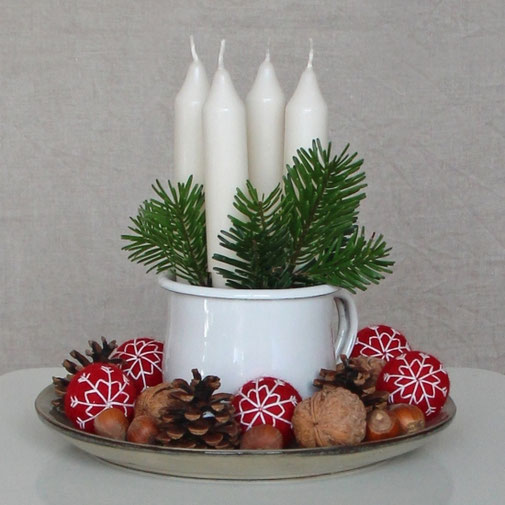 božični prazniki dekoracija kroglice iz filca štampiljke storž oreh zvezda weihnachtsdekoration stempel garn weihnachten filzkugel