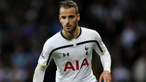 El 1 de agosto de 2013, se confirmó que Soldado sería traspasado al Tottenham Hotspur de la Premier League de Inglaterra.