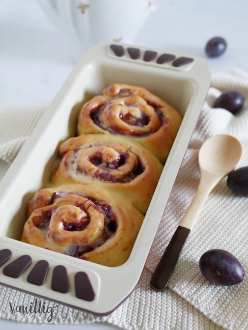 Rezept fluffige Hefeschnecken mit Marmelade und Pflaumen