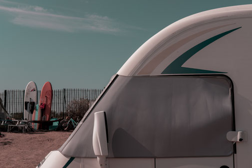 Ile de Re - Wohnmobil am Strand mit Surfbrettern im Hintergrund. Camping zu Corona Zeiten in Frankreich an der Atlantikküste.