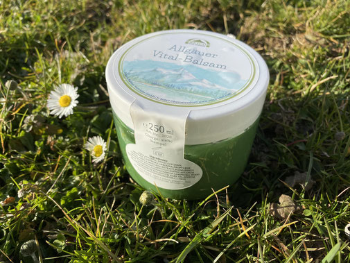 Reico's Allgäuer Vital-Balsam ist ein multifunktionaler Alleskönner. Allgäuer Vital Balsam für Mensch und Tier.