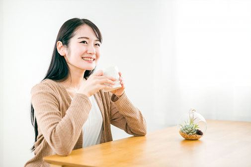 椅子に座ってリラックスしている女性のイメージ写真