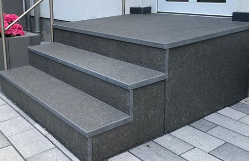 Granit Außentreppe Nero Assoluto geflammt und gebürstet