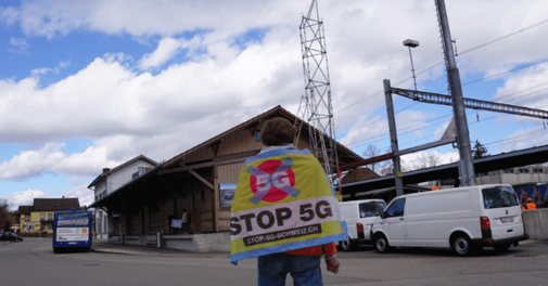Protest gegen 5G-Pläne beim Bahnhof Bubikon (Bild: zvg)