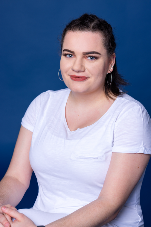 Portraitfoto-Nicole-Masseurin-Fußpflegerin-Kosmetikerin-Institut-Andrea-Eiler-Linz-Leonding