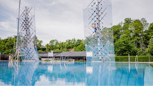 Kletterwand im Freibad Hof
