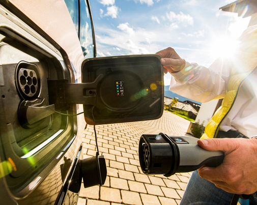 Immer mehr Reisende suchen nach Hotels mit Ladestationen für Elektroautos.