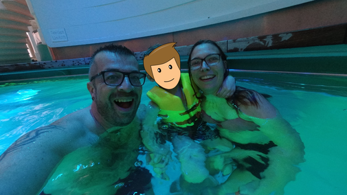Eine Familie schwimmt in einem Schwimmbecken auf der Aida Prima.