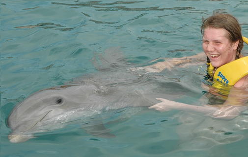 Nina bei der Delfin-Therapie