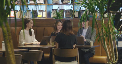 ▲SHARE LOUNGE 外苑前で仕事をする様子