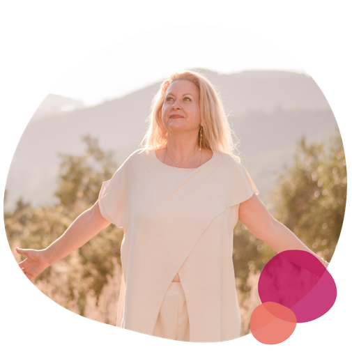 Henrike Baumgartner in ihrem Online Lehrgang von ihrer Cranio Online Schule. Glücklich, zufrieden, erfolgreich und stark in der Selbstständigkeit. 