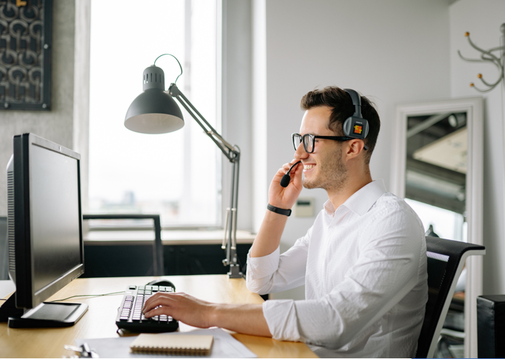 Ein Mann nimmt ein Telefon mit dem Soft-Client entgegen