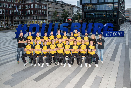 Das Team der Saison 2021/2022 vor dem neuen "Foto-Point" der Stadt Duisburg am Bahnhof. Foto: Zoltan Leskovar / Ruhrgepixel
