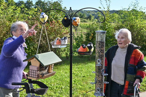 Zwei Seniorinnen an der Futterstelle Bild © Tobias Tschapka