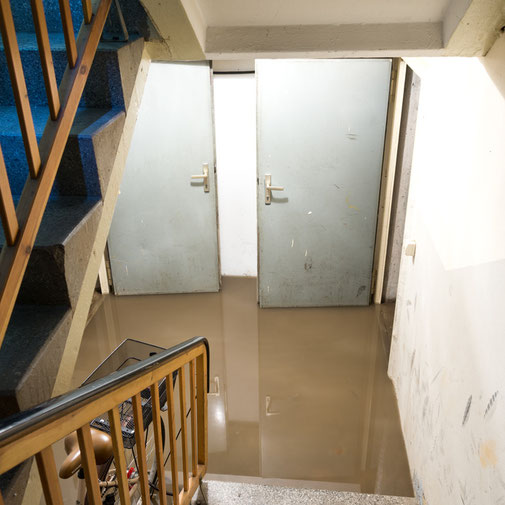 Bei Starkregen und Unwetter sollten bereits im Vorfeld einige Maßnahmen getroffen werden um Überflutungen im Gebäude zu vermeiden. Was Sie tun können um Ihren Keller oder die Wohnräume vor Wasser zu schützen erfahren Sie hier.