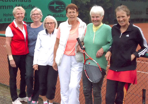 Freuen sich über ihren Aufstieg - die Damen 60