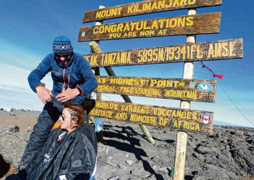 Besonderer Moment im Foto festgehalten: Auf dem Berg Kibi schneidet Arne Bartels seiner Patentochter Viktoria die Spitzen. Privat(2)