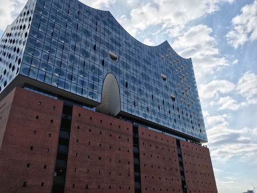 Elbphilharmonie von der Straße aus