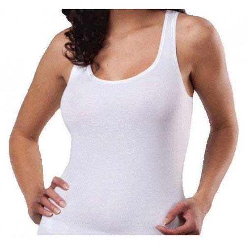 Vrouw in wit basic hemd / onderhemd / shirt
