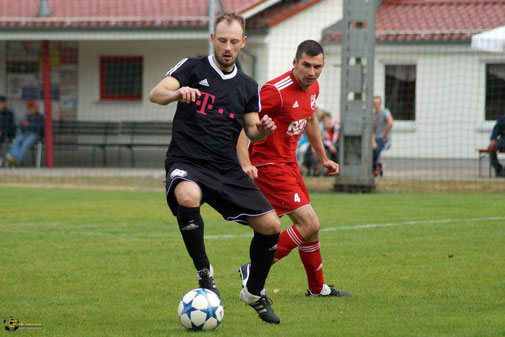 Immernoch flink am Ball. Auch im "gehobenen" Alter lässt Krüger seine Gegenspieler noch alt aussehen. Foto: Kenny Fuhrmann