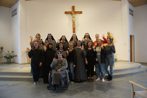 Gruppenfoto mit Schwestern, Ehemaligen und Mitpraktikantinnen