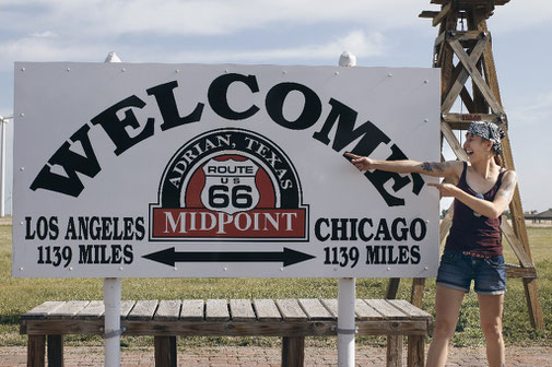 Blogger at midpoint of Route 66