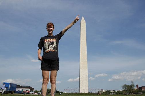 Blogger in front of Washington Memorial