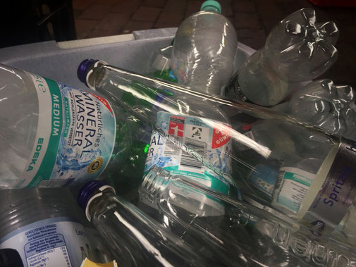 Trink Leitungswasser, vermeidet Getränke in Plastikflaschen und Tetrapaks