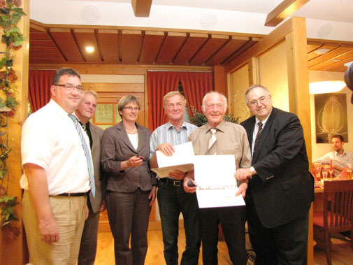 Ernst Gasse (zweiter von rechts) und Hartmut Schneider (dritter von rechts) sind 40 Jahre in der CDU. Es gratulierten Staatssekretär Mark Weinmeister, Gemeindeverbandsvorsitzender Kurt Kramer, Claudia Ravensburg MdL (von links) und Bernd Siebert MdB