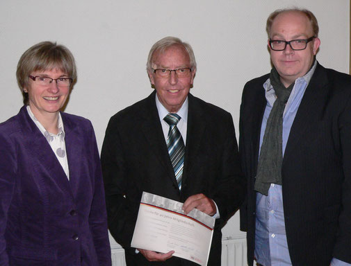 Seit 40 Jahren gehört Robert Amend (mitte) der CDU an. Ehrenurkunde und Ehrennadel sowie einen Präsentkorb überreichten Landtagsabgeordnete Claudia Ravensburg und Stephan Noll vom Gemeindeverband.