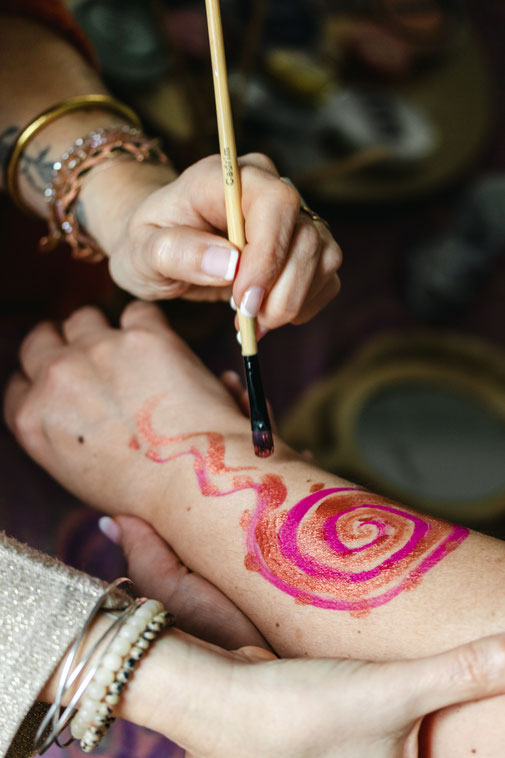 holistic body painting arm reutlingen virginie varon