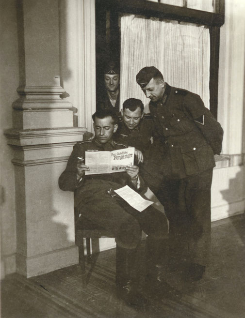 Soldaten der Wehrmacht beim Lesen des "sächsischen Bergsteigers", Foto um 1940