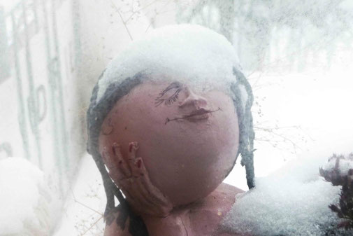 Muse mit Schnee im Fenster