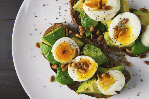 Petit déjeuner riche en protéines pour se sentir bien tout au long de la journée.