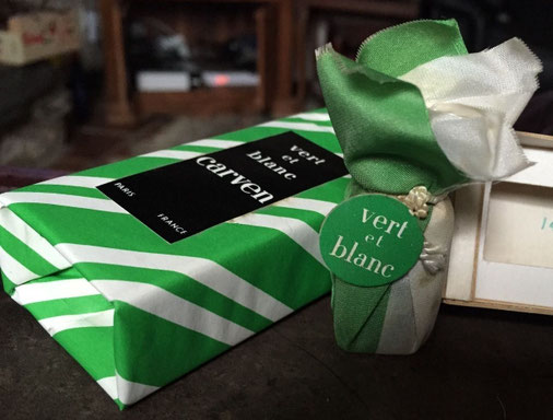 CARVEN : Miniature VERT ET BLANC présentée dans pochon en tissus.