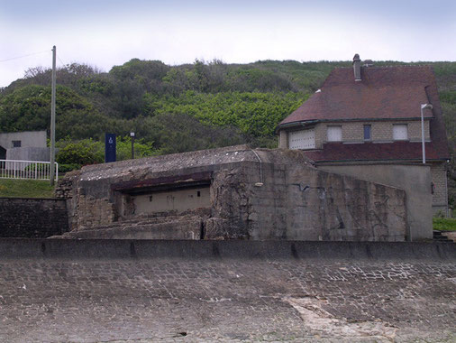 Der 8,8-Bunker ist noch erhalten - mit seiner seitlichen Ausrichtung konnte der den ganze Strand bestreichen und die Zufahrt zum Dünenabschnitt beherrschen.