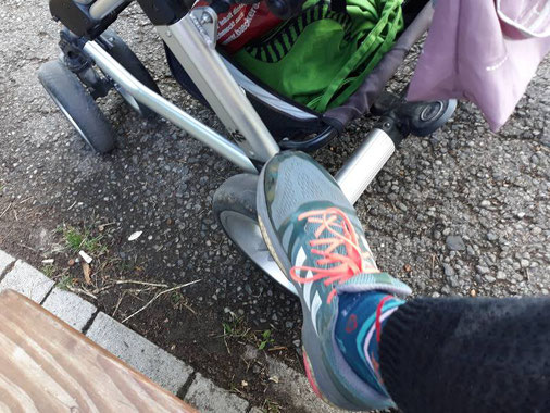 Turnschuh und Hannover socks ruckeln am Kinderwagen
