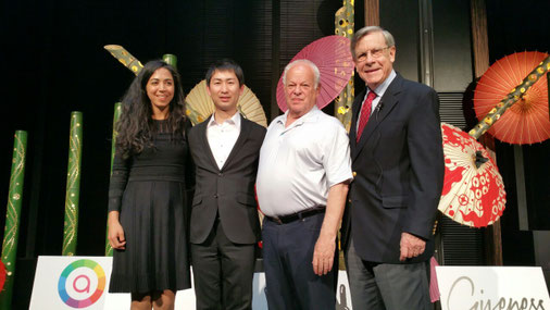 左から）エミリー・スミス氏、黒野正和、マーティン・セリグマン博士、エド・ディーナー博士